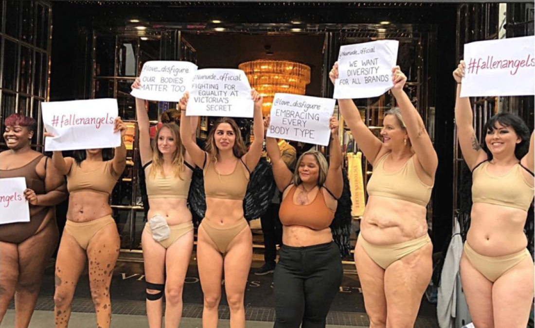 Ativistas desfilam em frente a Victoria's Secret em protesto à ...