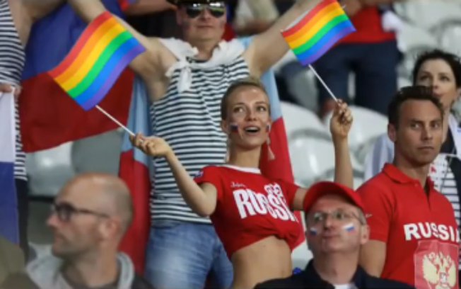 Internautas estão usando bandeira LGBT em fotos da Copa do Mundo na Rússia em ato contra homofobia (Foto: Reprodução | Instagram)