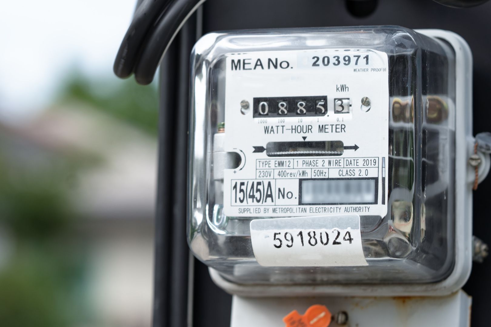 medidor de energia girando rapido