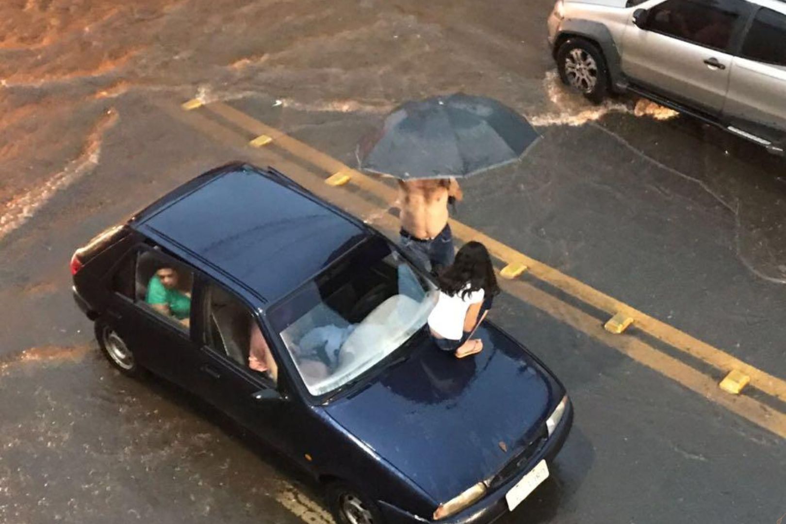 o que fazer com carro enguicado na chuva
