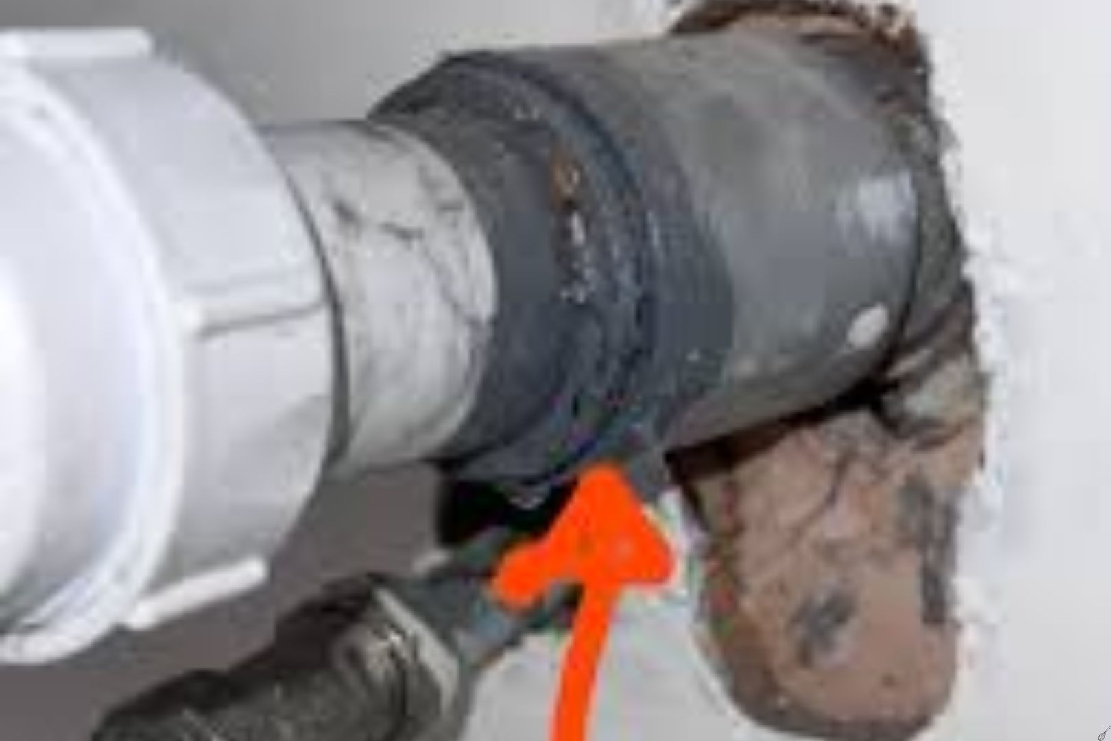 O que fazer com o cano da pia vazando e entupido